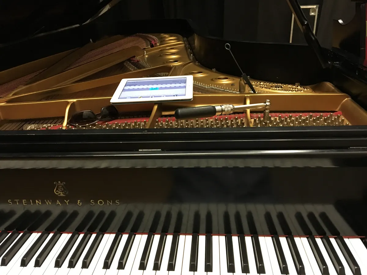 Steinway & Sons — afinación con herramientas de precisión