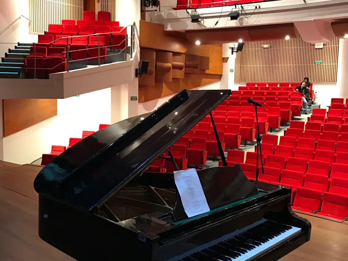 Piano de cola a punto para concierto