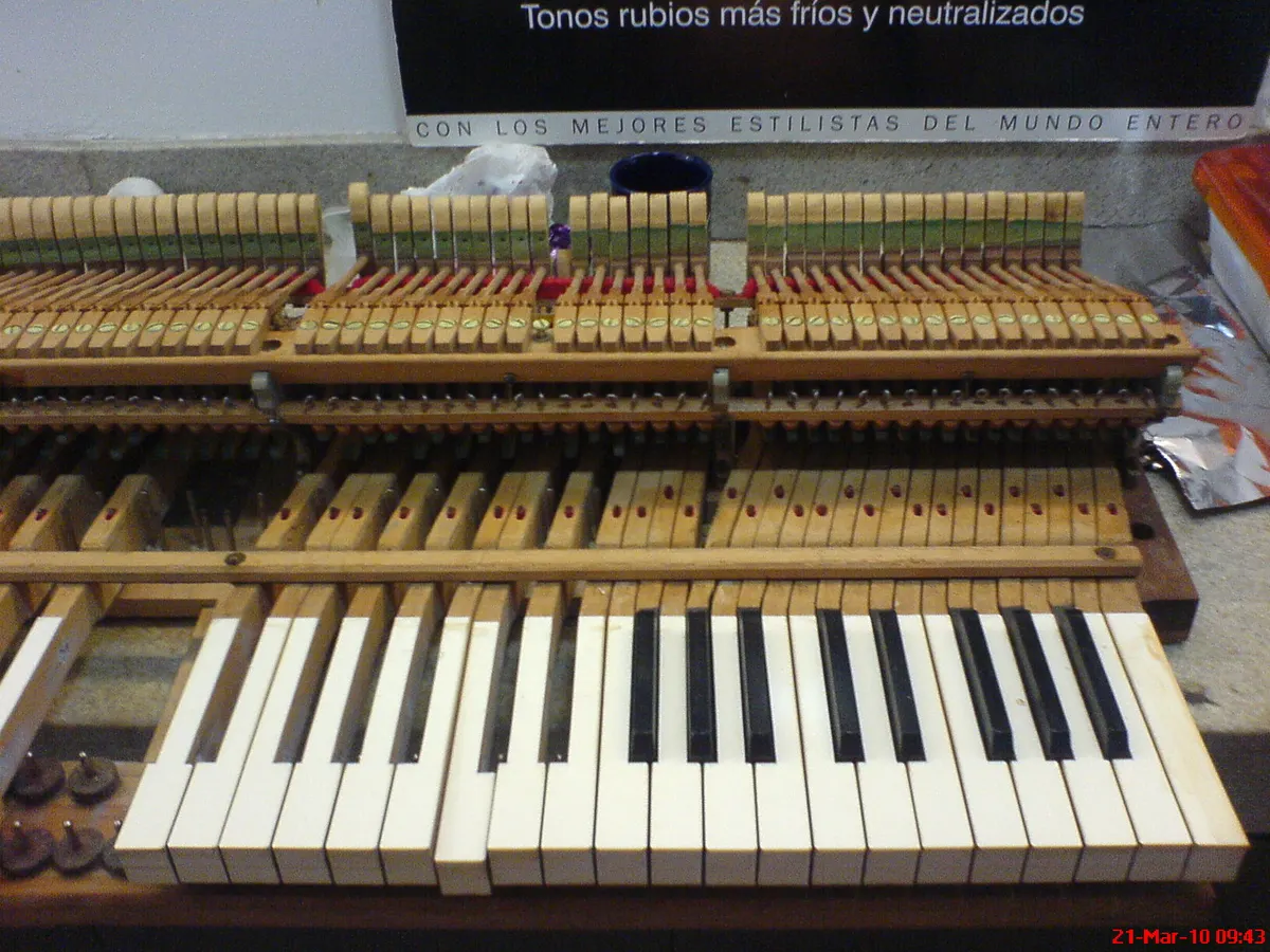 Regulación — mecánica y teclado desmontados